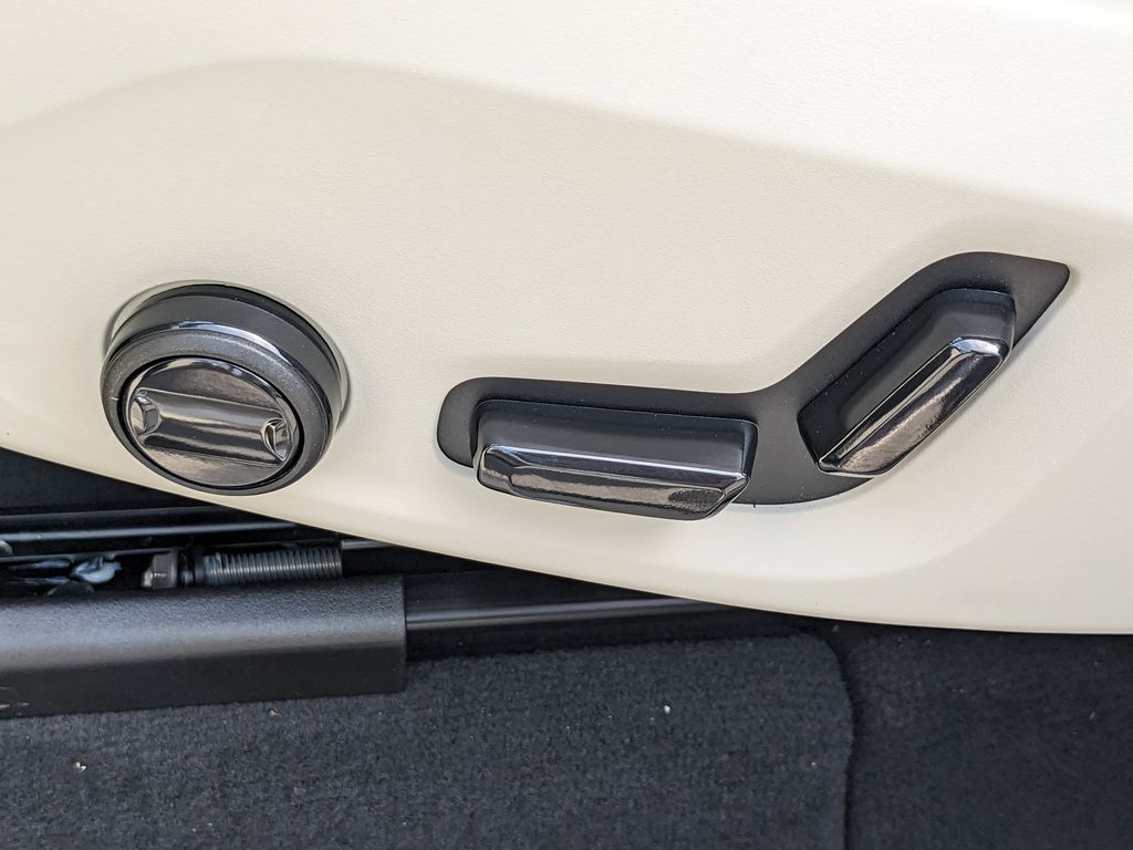 2025 Volvo XC60 Plus - Photo 21