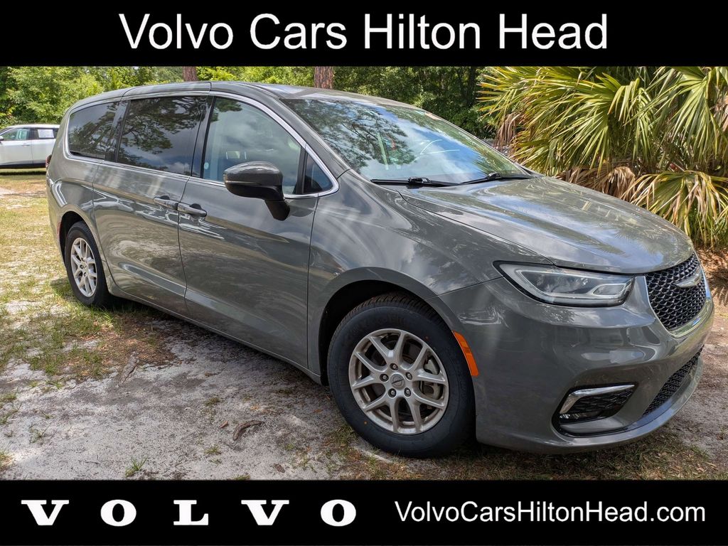 2023 Chrysler Pacifica Touring L's photo