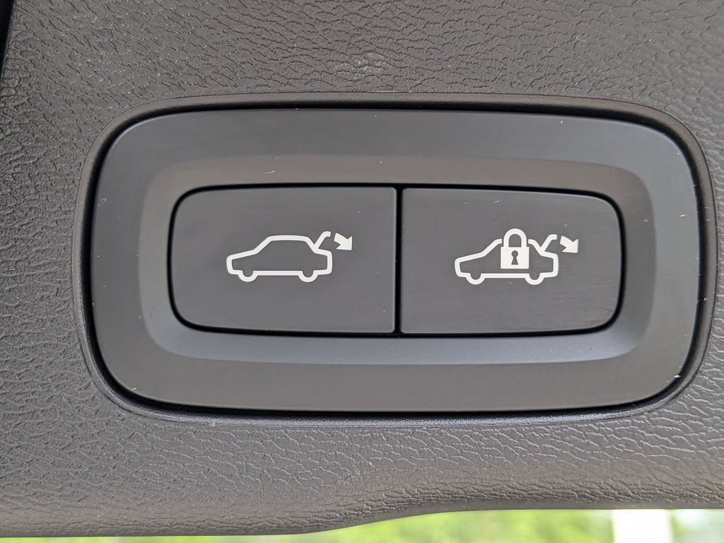 2025 Volvo XC60 Plus - Photo 14