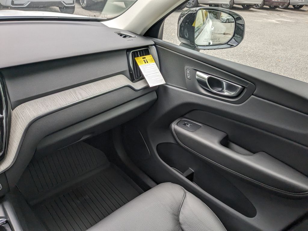 2025 Volvo XC60 Plus - Photo 18