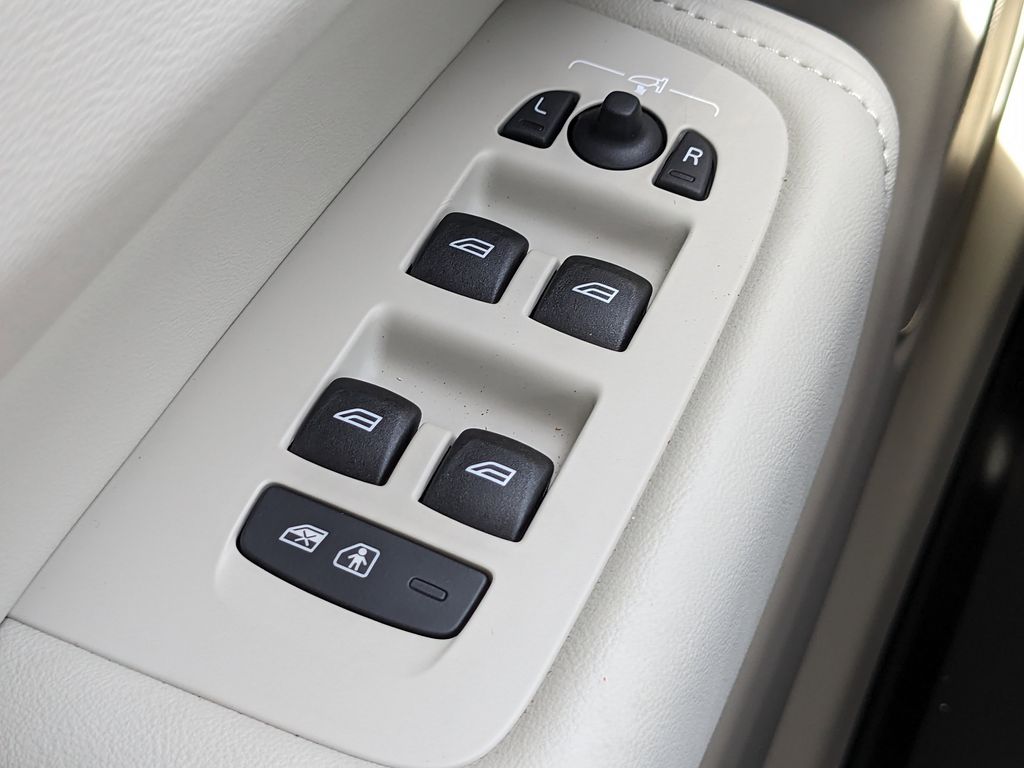 2025 Volvo XC60 Plus - Photo 27