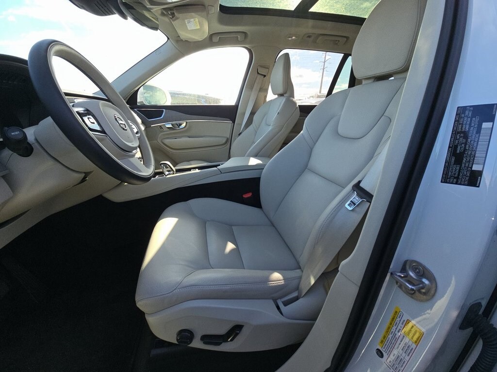 2025 Volvo XC90 B5 Plus photo 3