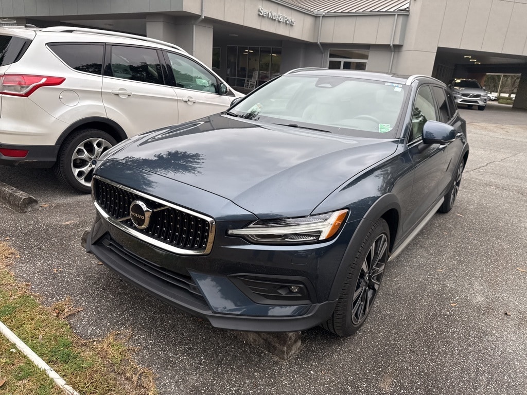 2023 Volvo V60 Cross Country Ultimate's photo