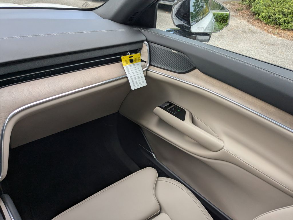 2025 Volvo EX90 Plus - Photo 17