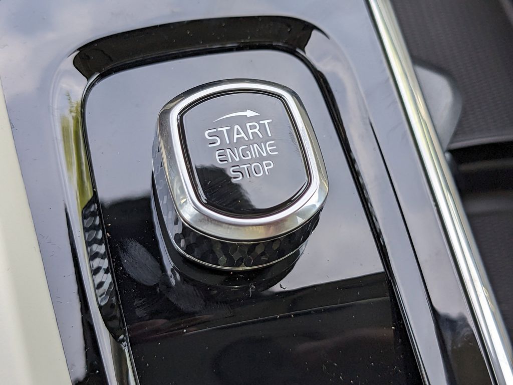 2025 Volvo XC60 Plus - Photo 31