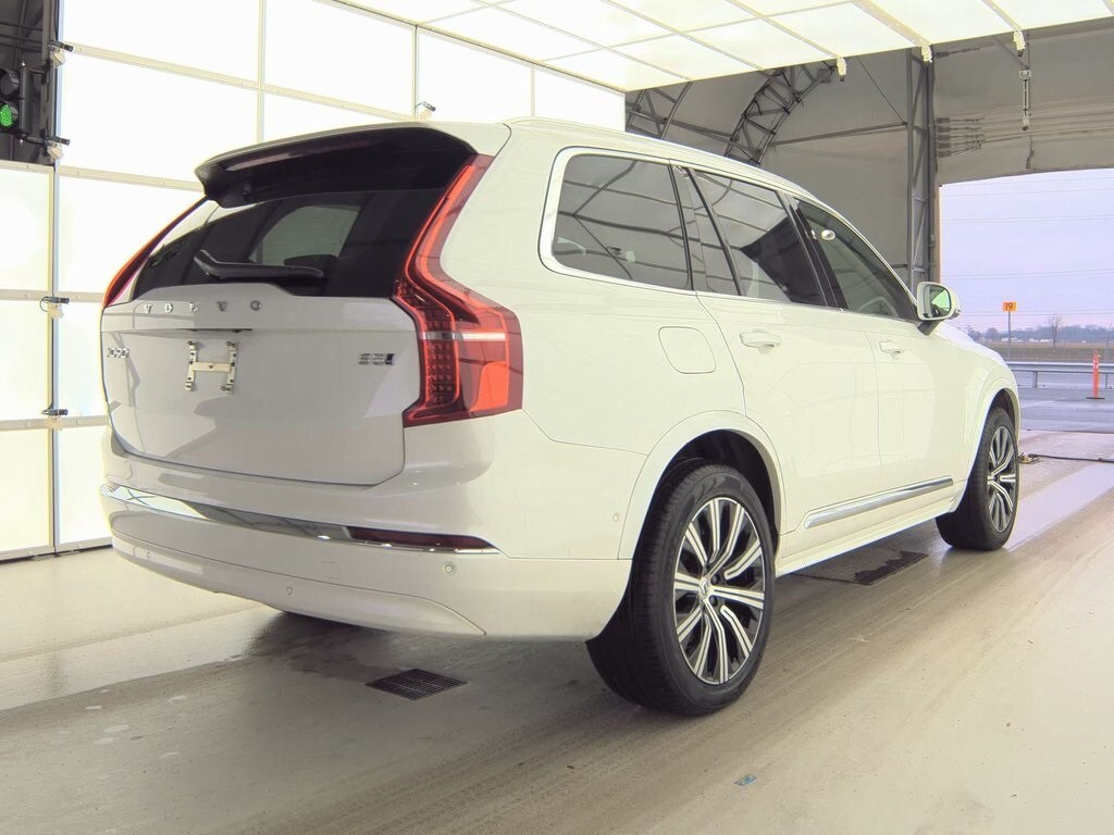 2025 Volvo XC90 B5 Plus photo 2