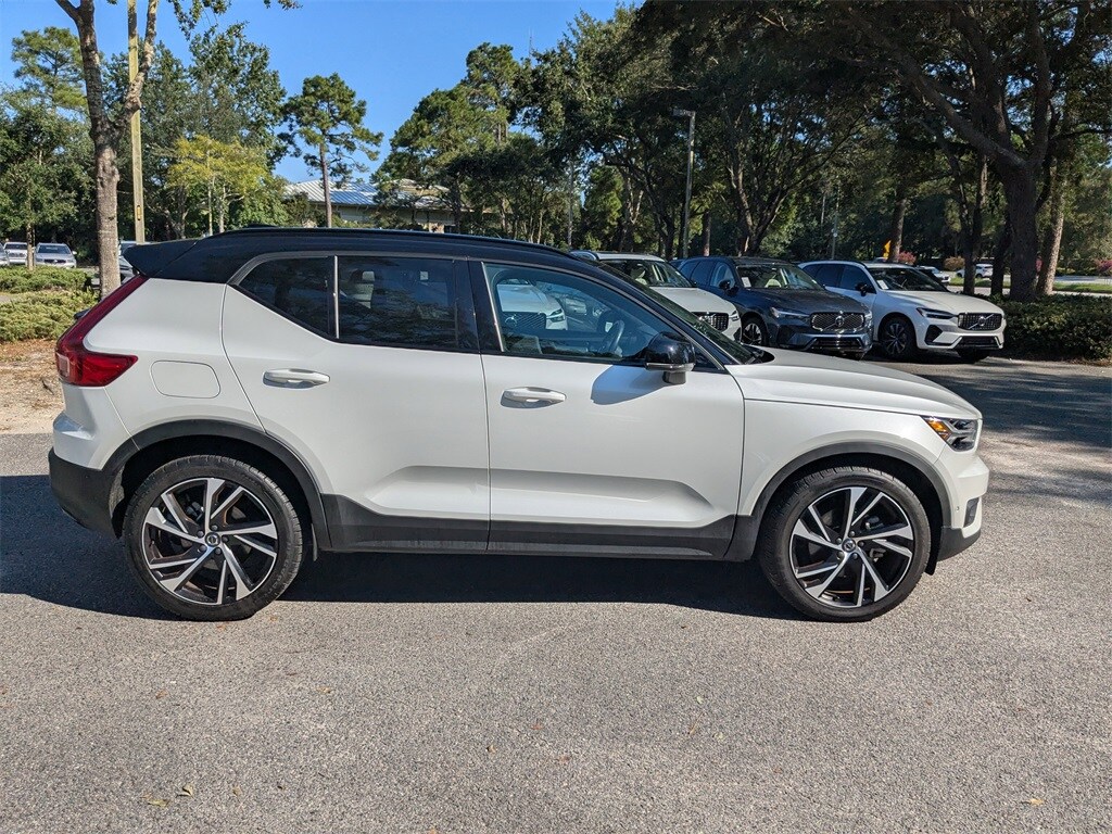 2021 Volvo XC40 R-Design photo 2
