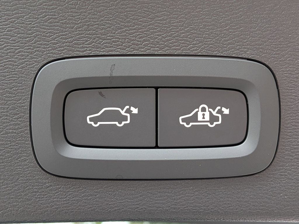 2026 Volvo XC40 Plus - Photo 13