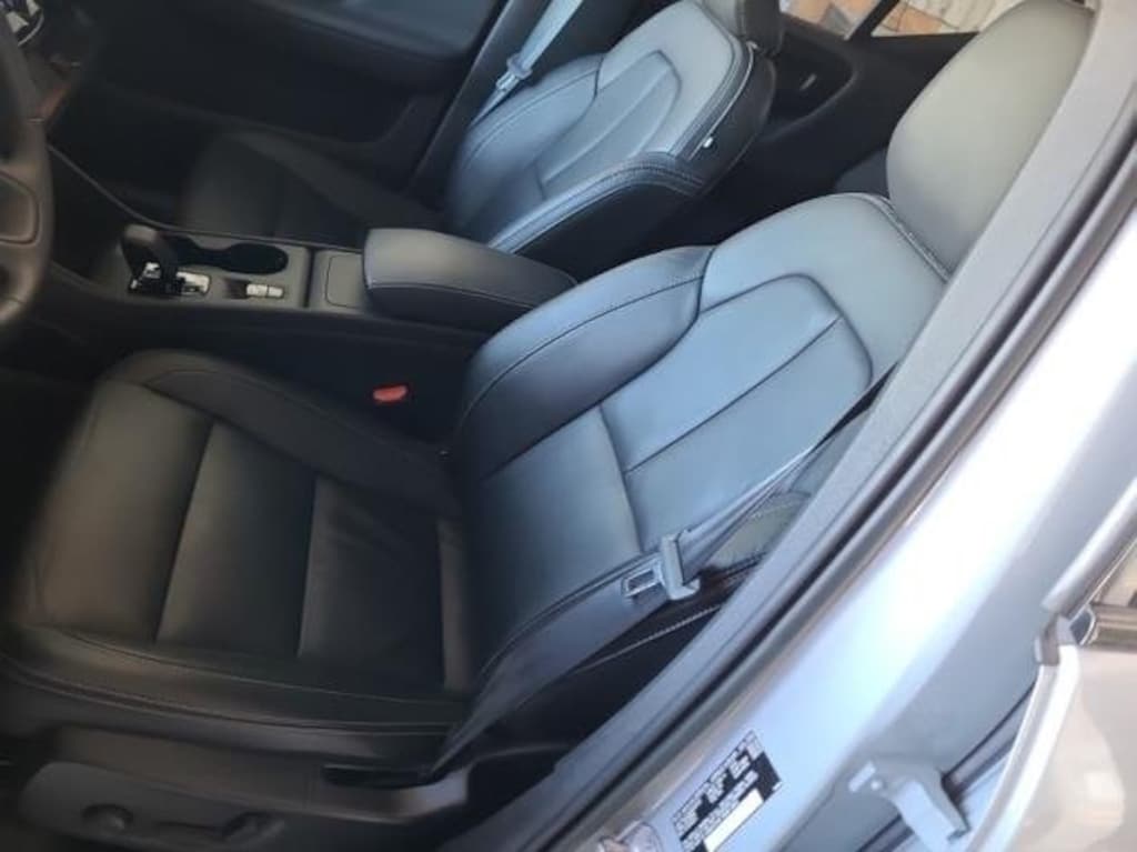 Used 2024 Volvo XC40 B5 Core SUV