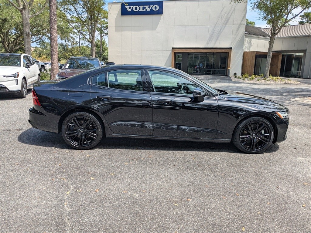 2024 Volvo S60 B5 Plus Black Edition photo 3
