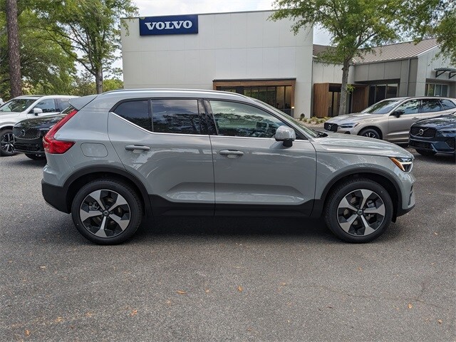 2025 Volvo XC40 Core photo 3