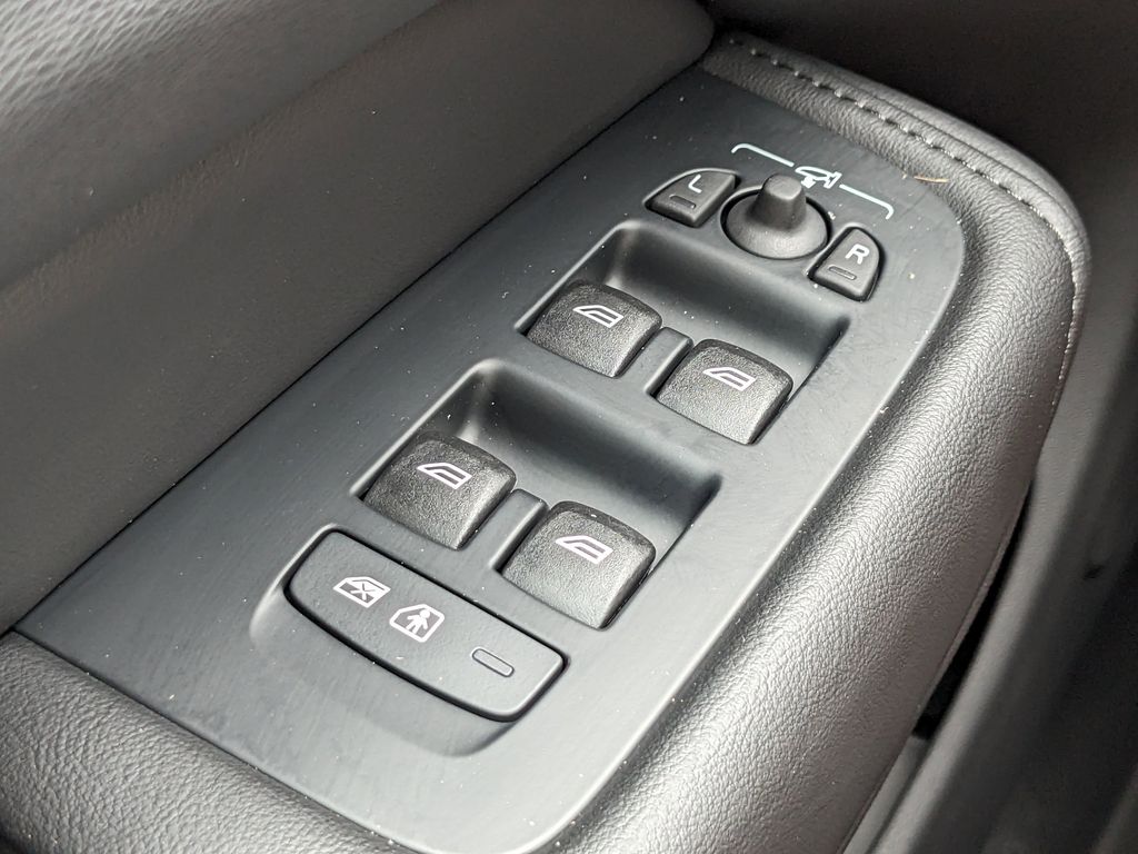 2025 Volvo XC60 Plus - Photo 27