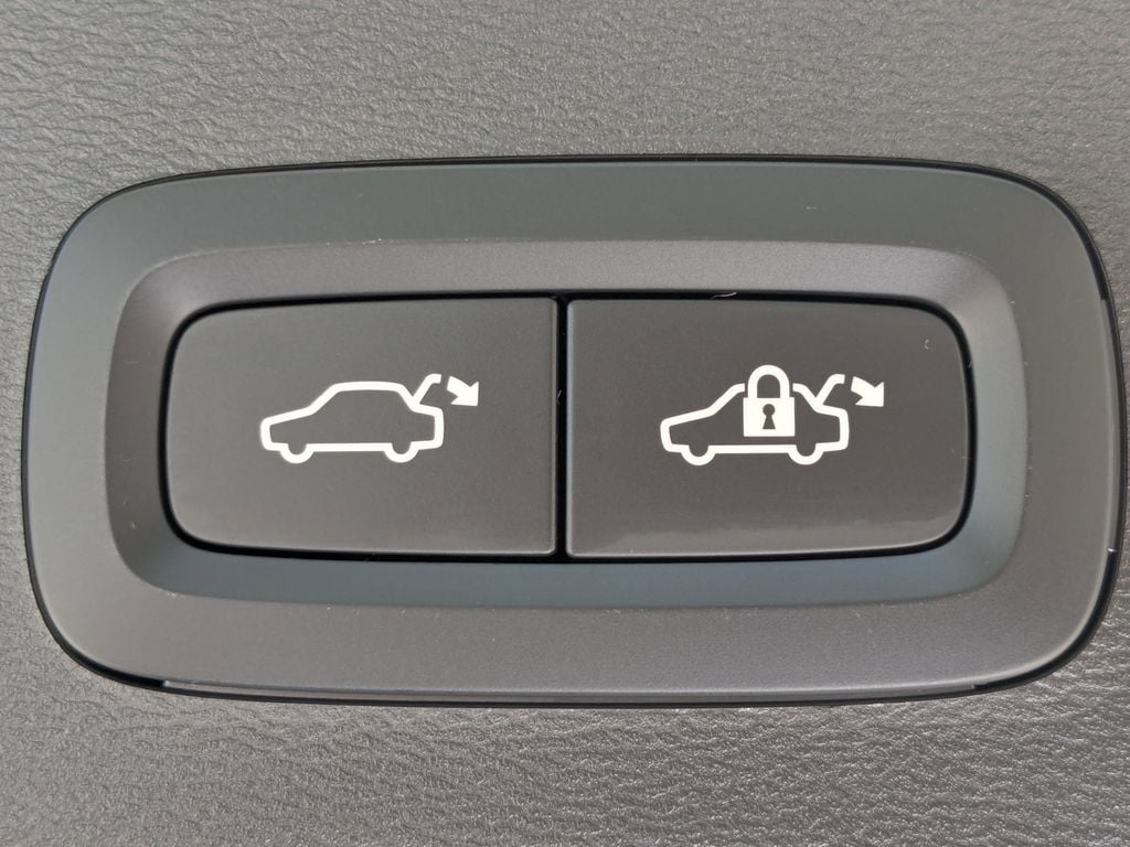 2026 Volvo XC40 Plus - Photo 13