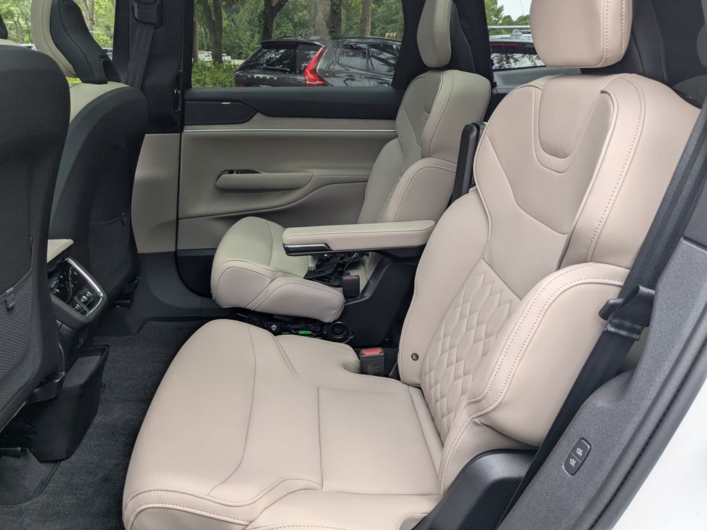 2025 Volvo EX90 Plus - Photo 14