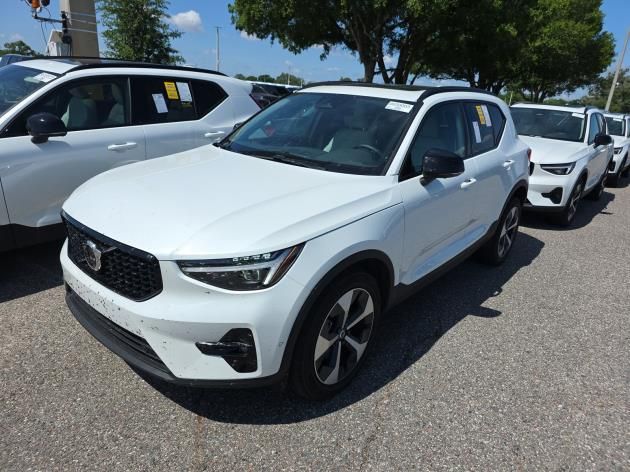 2026 Volvo XC40 B5 Plus Dark AWD's photo