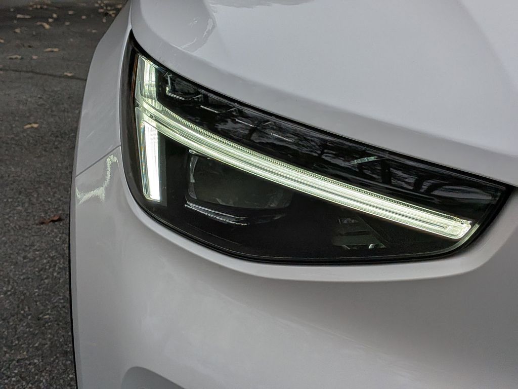 2026 Volvo XC40 Plus - Photo 9