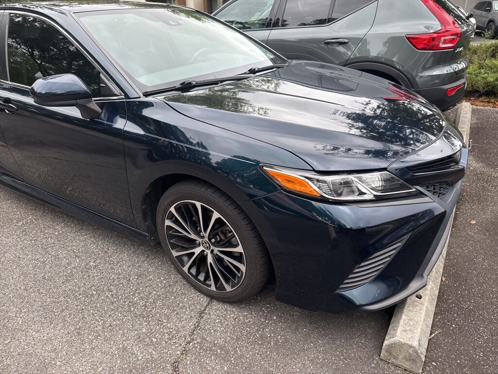2020 Toyota Camry SE photo 2