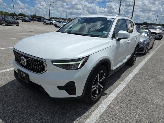 2025 Volvo XC40 Core photo 2