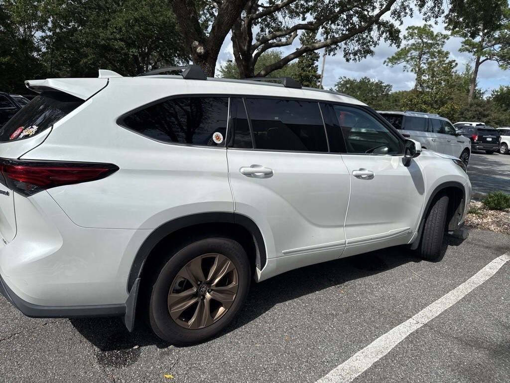 2022 Toyota Highlander Hybrid Bronze Edition photo 3