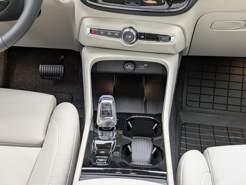 2026 Volvo XC40 Plus - Photo 19