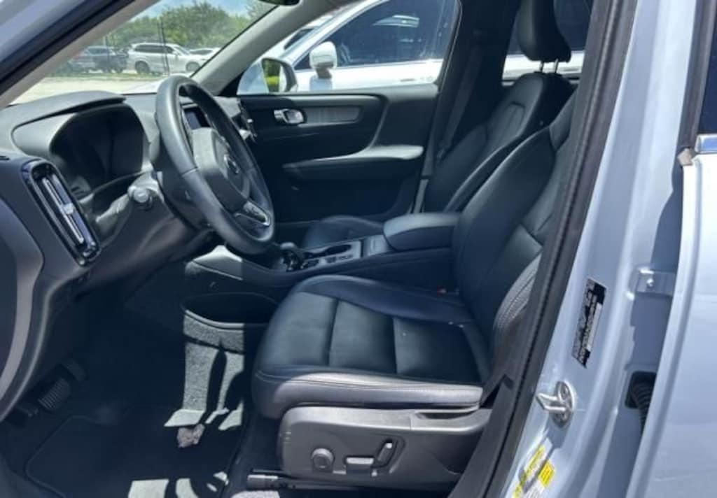 Used 2024 Volvo XC40 B5 Core SUV