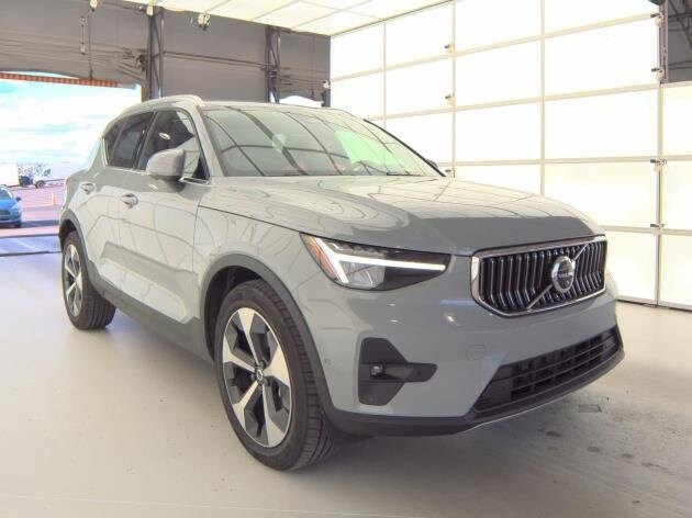 2025 Volvo XC40 Plus photo 2