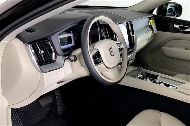 2025 Volvo XC60 Hybrid T8 Plus photo 4