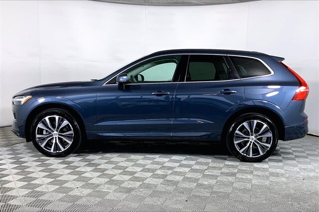 2022 Volvo XC60 B5 Momentum photo 2