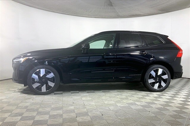 2025 Volvo XC60 Hybrid T8 Plus photo 2