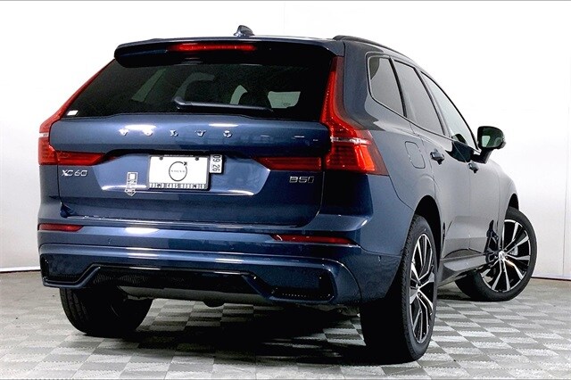 2025 Volvo XC60 B5 Plus photo 2