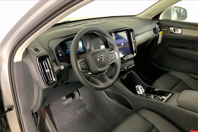 2025 Volvo XC40 photo 4