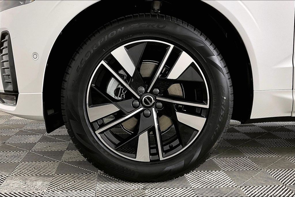2026 Volvo XC60 Plus - Photo 9