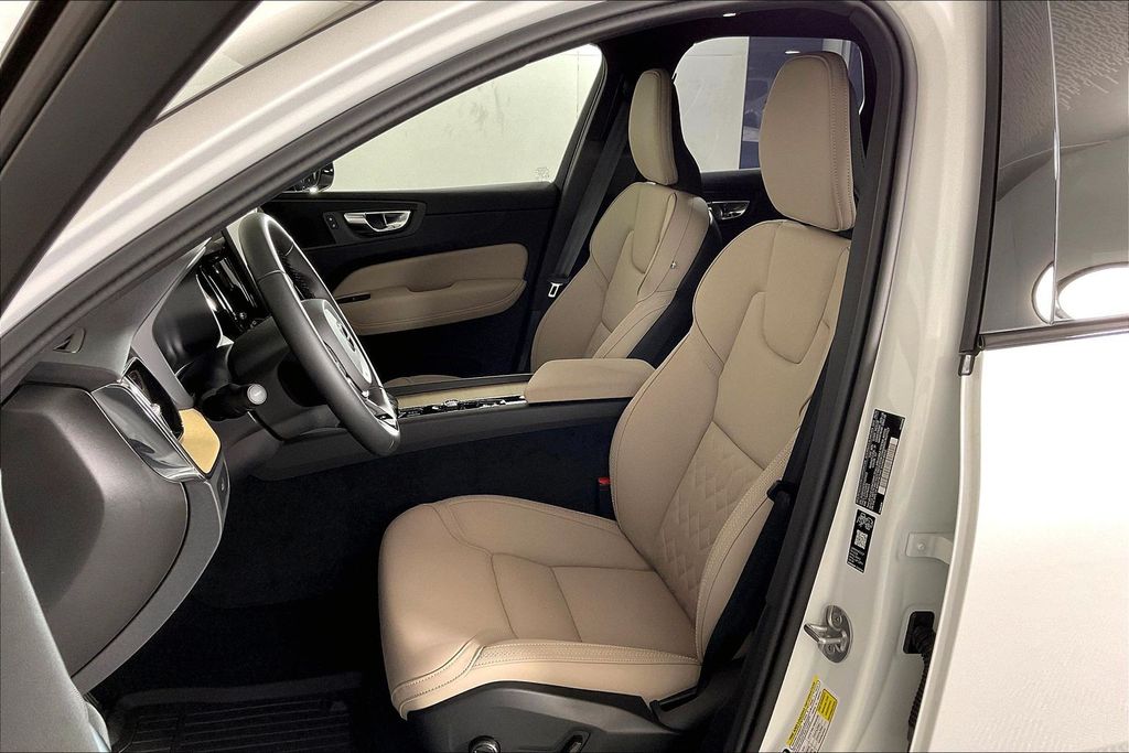 2026 Volvo XC60 Plus - Photo 7