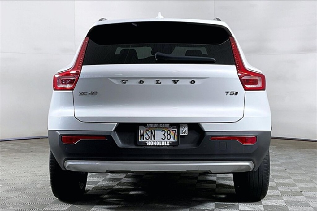 Used 2022 Volvo XC40 Momentum SUV