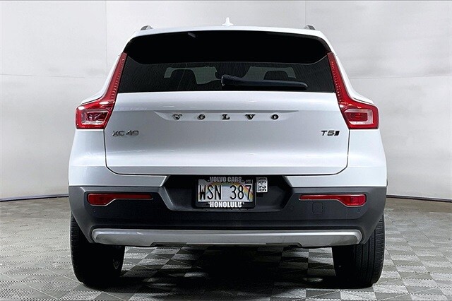 2022 Volvo XC40 Momentum AWD photo 3