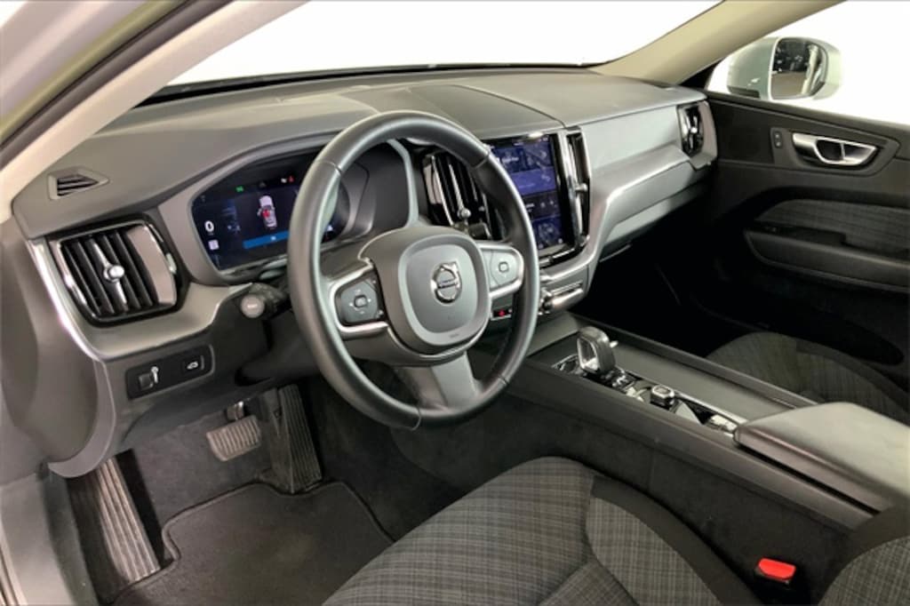Used 2022 Volvo XC60 B5 Momentum SUV