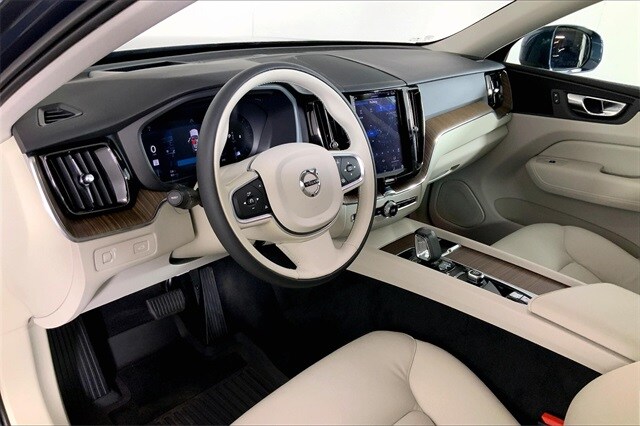 2022 Volvo XC60 B5 Momentum photo 4