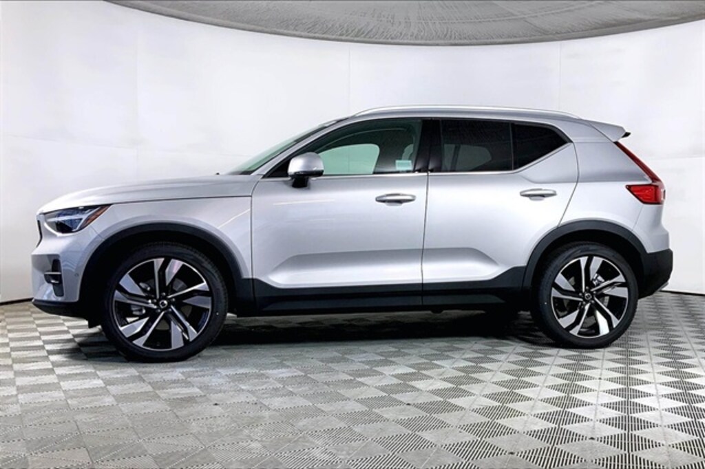 Used 2025 Volvo XC40 B5 Ultra Bright Theme SUV