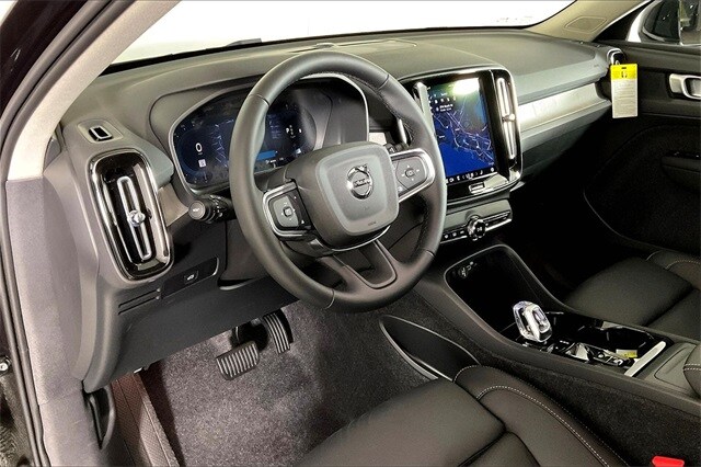 2025 Volvo XC40 Plus photo 3