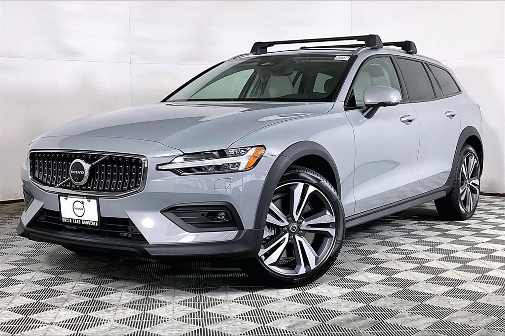2026 Volvo V60 Cross Country Plus's photo