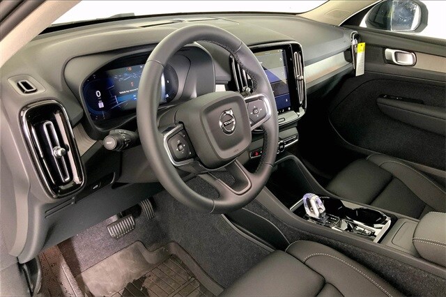 2025 Volvo XC40 Plus photo 4
