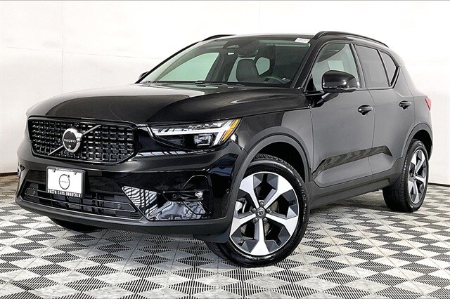 2025 Volvo XC40 B5 Plus Dark Theme AWD SUV