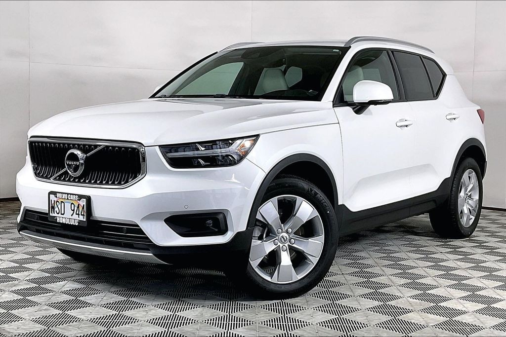 Used 2022 Volvo XC40 Momentum SUV