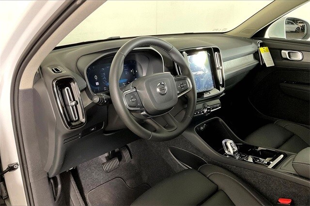 2025 Volvo XC40 Plus photo 3