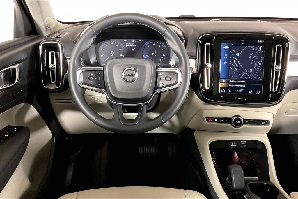 Used 2022 Volvo XC40 Momentum SUV