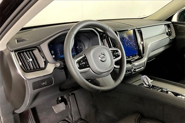 2025 Volvo XC60 B5 photo 2