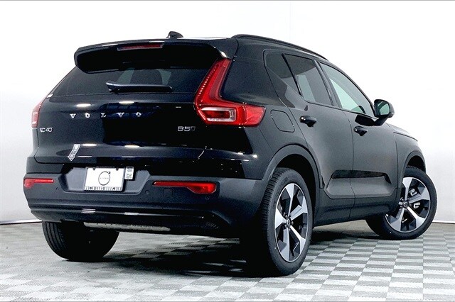 2025 Volvo XC40 Plus photo 2