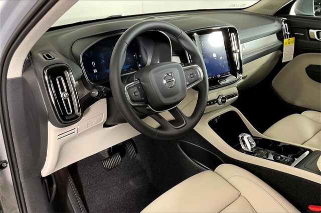 2025 Volvo XC40 photo 4