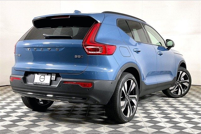 2025 Volvo XC40 photo 2