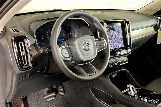 2025 Volvo XC40 Plus photo 3